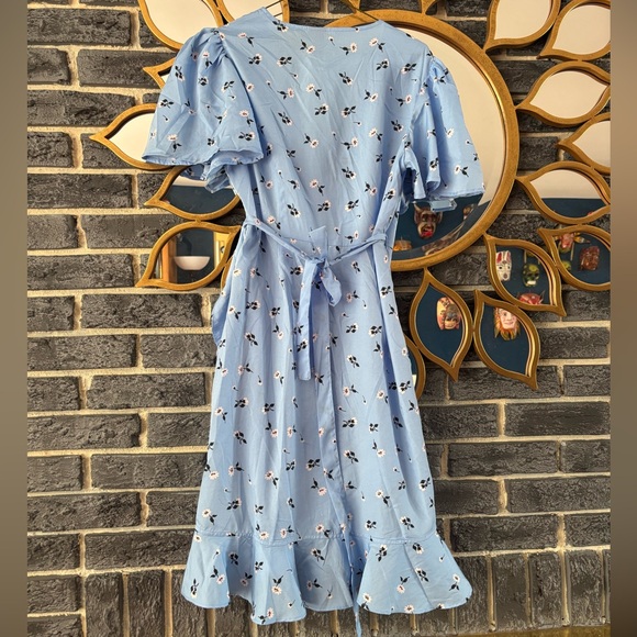 Vero Moda Asymmetrical Floral Dress in Light Blue - Picture 5 of 6